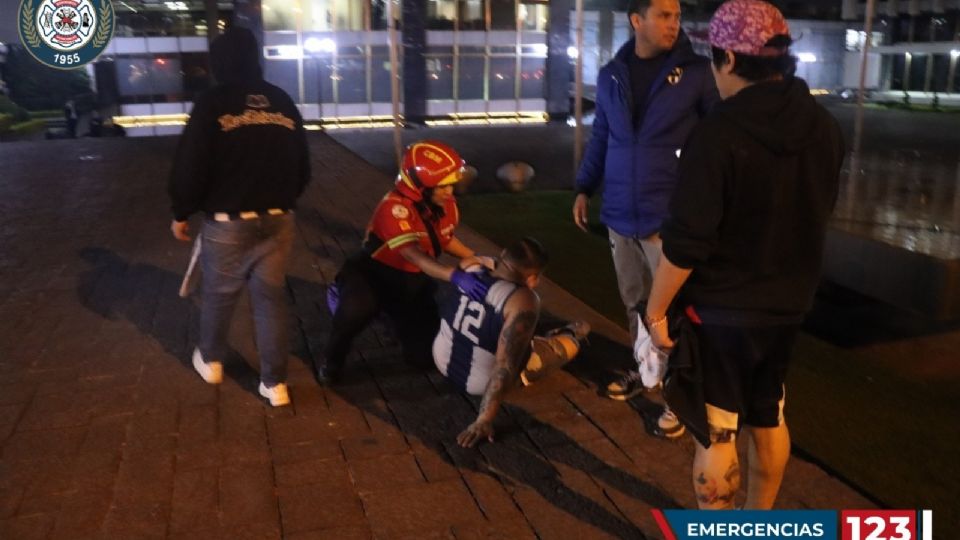 La pelea protagonizada entre aficionados de Rayados y Comunicaciones dejó un saldo de 2 persona heridas de gravedad.