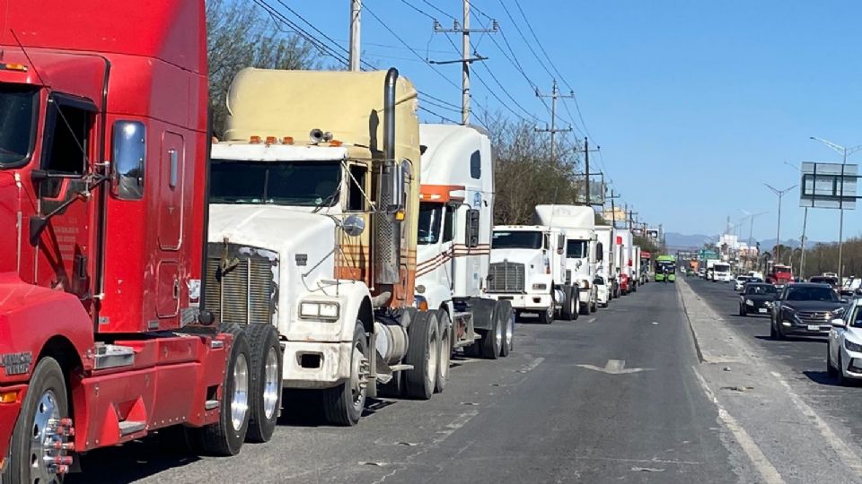 Transportistas de Nuevo León durante manifestación.