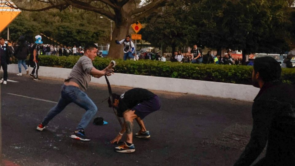 Aficionados peleándose a las afueras del Estadio Doroteo Guamuch Flores.