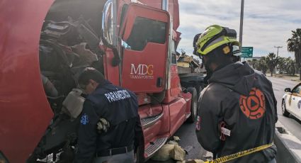 Muere trailero prensado tras choque en carretera Miguel Alemán, Apodaca