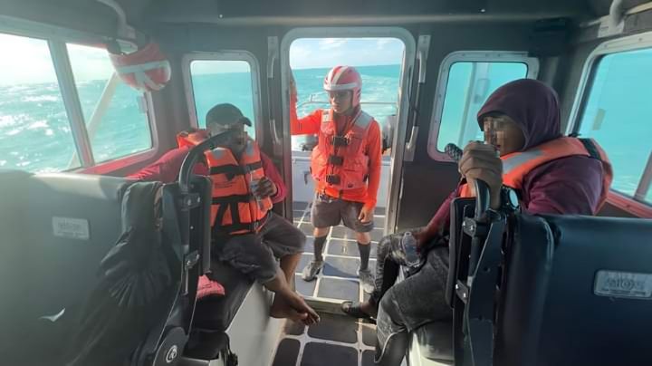 Semar rescata a pescadores que estuvieron 4 días varados en puerto de Yucatán