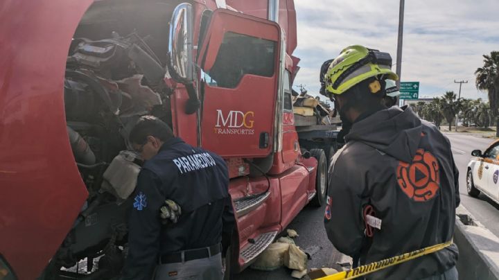 Muere trailero prensado tras choque en carretera Miguel Alemán, Apodaca