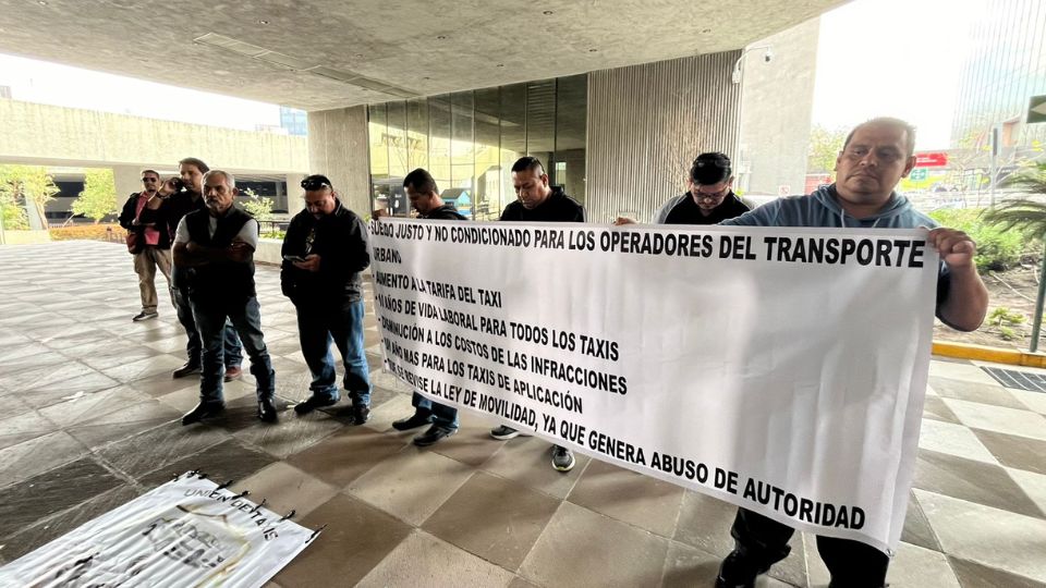 Protesta de taxistas frente a Congreso del Estado