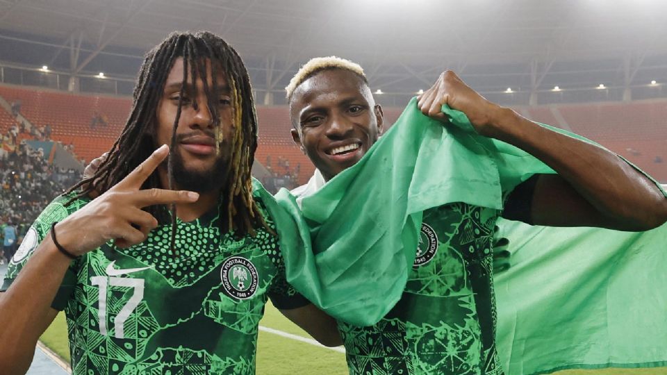 Alex Iwobi y Victor Osimhen festejando el pase a la final de la Copa Africana 2024.