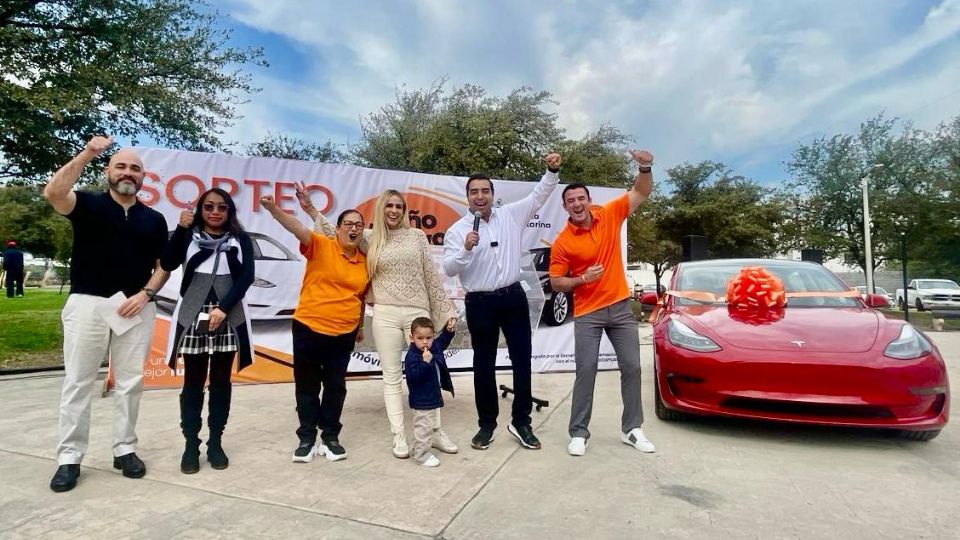 Autos Tesla rifados por Santa Catarina, son entregados a ganadores del sorteo