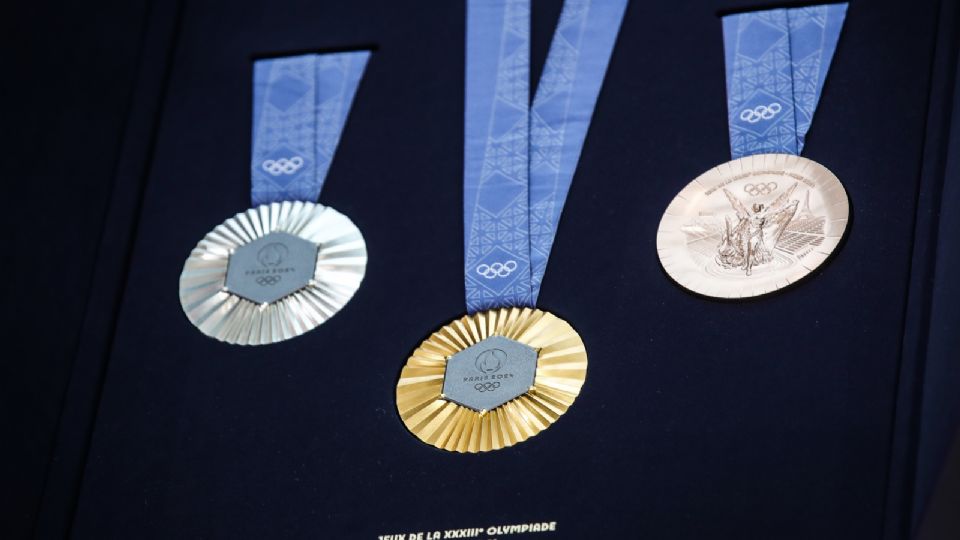 Se presentaron oficialmente las medallas que se entregarán en los Olímpicos y Paralímpicos de París 2024, los cuales tendrán incrustados un pedazo de la Torre Eiffel original