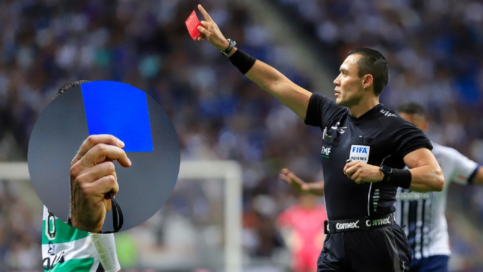 Marco Antonio Ortiz Nava, arbitro central muestra tarjeta roja durante un partido de la Liga MX en el Clausura 2023