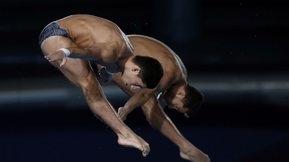 Randal Willars y Kevin Berlín compitiendo en la Final del Mundial de Natación en la categoría de clavados sincronizados desde la plataforma de 10 metros.