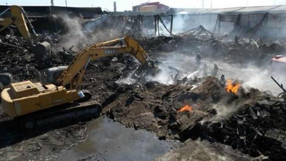 Protección Civil San Nicolás, informó que continúan con las labores de sofocación y enfriamiento luego del incendio en la empresa Inova Plastics Re, el domingo pasado.