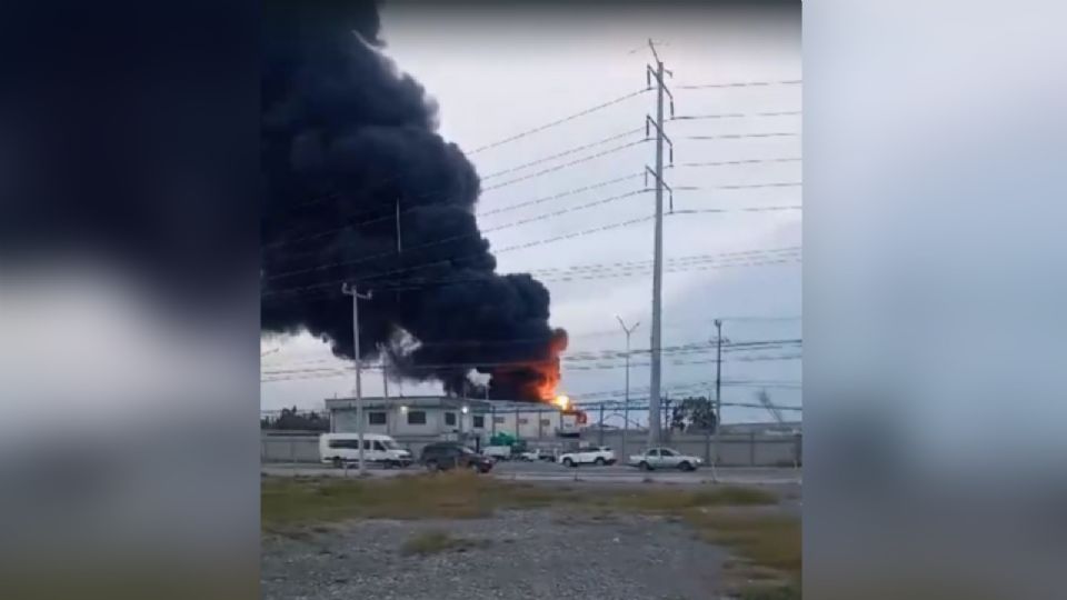 Incendio en linea de trailers.