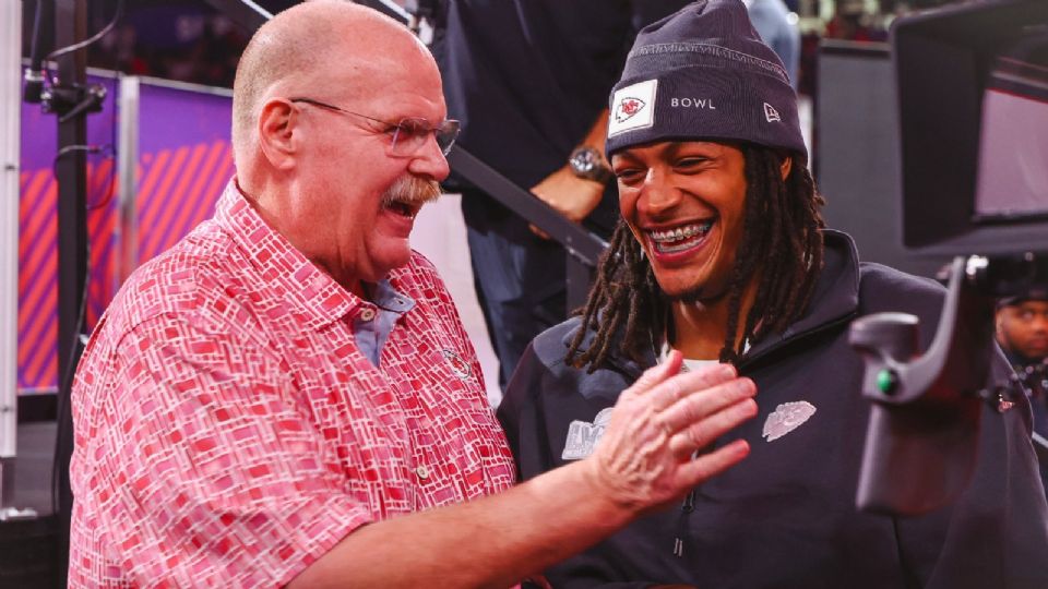 Andy Reid (coach de Chiefs) e Isiah Pacheco (jugador de Kansas City) durante el Media Day de la NFL en Las Vegas de cara al Super Bowl