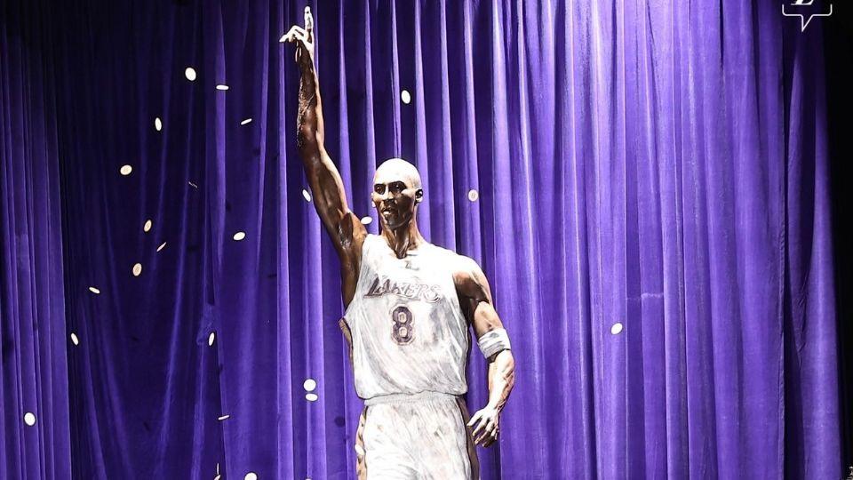 En un emotivo homenaje a una de las figuras deportivas más queridas en la NBA, los Lakers presentaron una estatua de Kobe Bryant en el Crypto.com Arena.