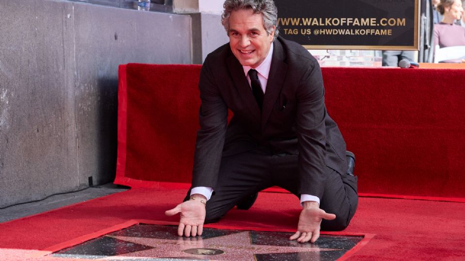 El actor estadounidense Mark Ruffalo reacciona al revelar su estrella durante la ceremonia de la estrella en el Paseo de la Fama de Hollywood en Los Ángeles, California, EE. UU., 08 de febrero de 2024.