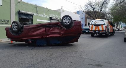 Vuelca camioneta en centro de Monterrey