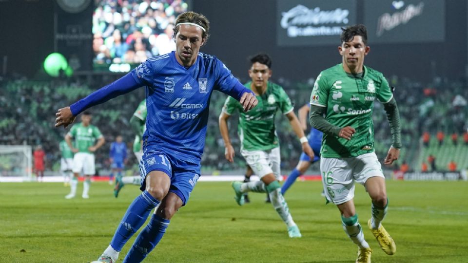 Sebastián Cordova (I) del Tigres y Aldo Lopez (D) del Santos disputan el balón durante el juego de cuartos de final del Torneo Clausura 2023