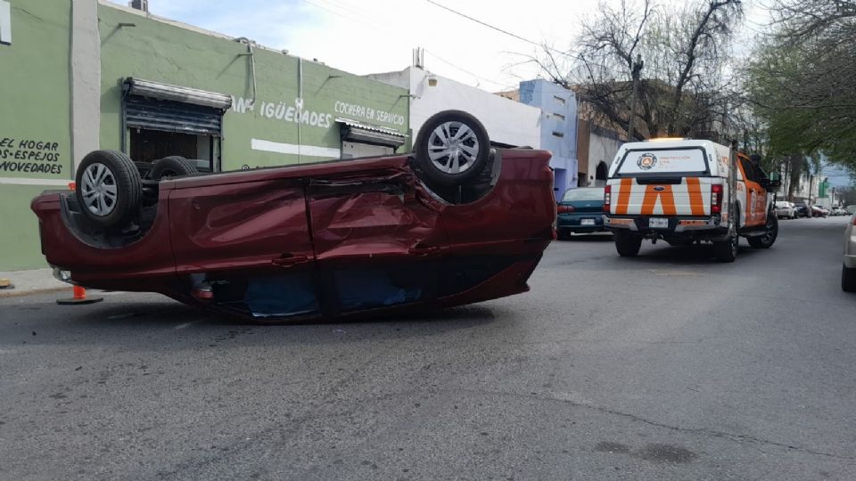 Vuelca camioneta en centro de Monterrey