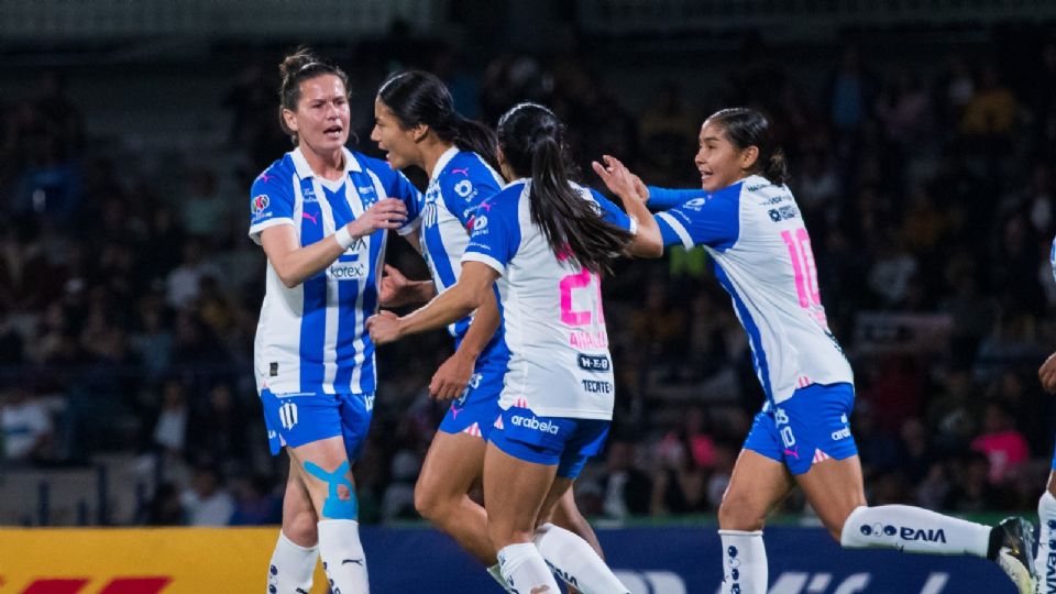 Rebeca Bernal festeja con sus compañeras de Rayadas su gol ante Pumas en CU