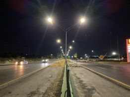 Estado repara luminarias en autopista a aeropuerto tras actos de vandalismo