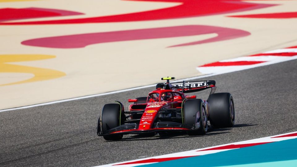 Carlos Sainz piloteando en el circuito de Sakhir durante las prácticas del Gran Premio de Baréin