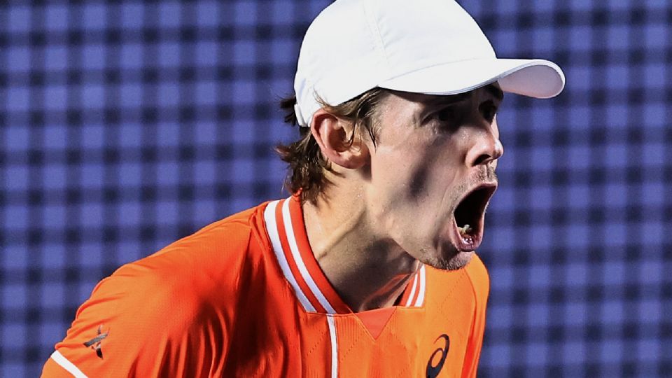 El tenista australiano Alex De Minaur celebra ante el griego Stefanos Tsitsipas, durante el cuarto día de los juegos de sencillos, en el Abierto Mexicano de Tenis.