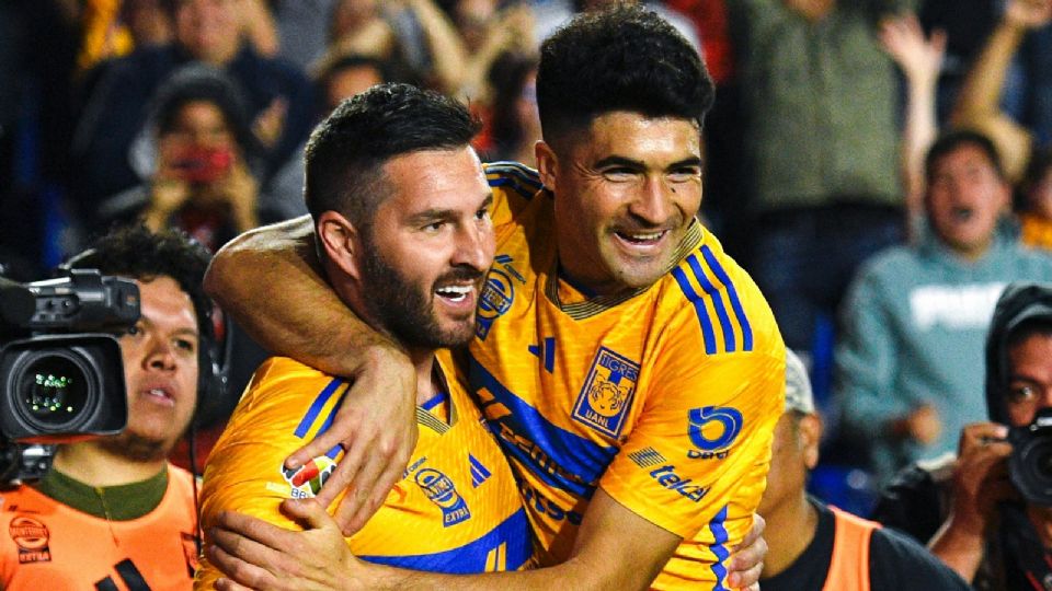 André-pierre Gignac y Nicolás Ibáñez celebran el gol del atacante francés ante Bravos