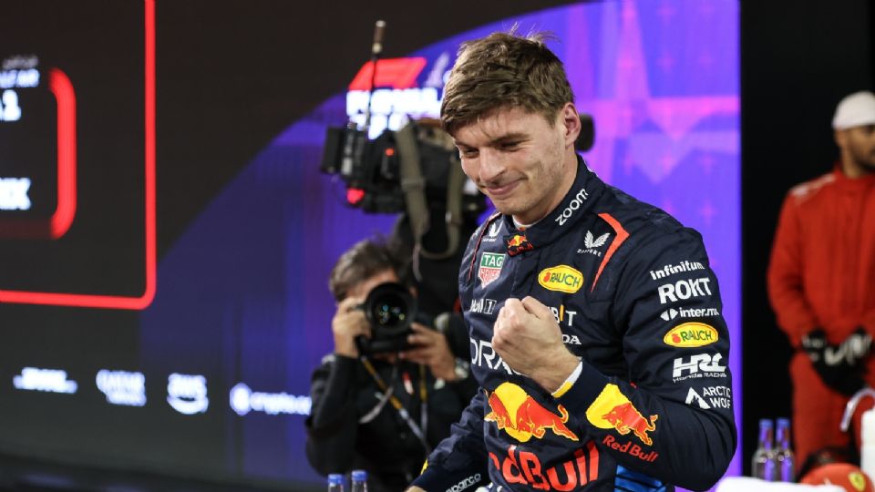 Max Verstappen del equipo Red Bull Racing hace gestos después de ganar la clasificación para el Gran Premio de Fórmula Uno de Bahréin.