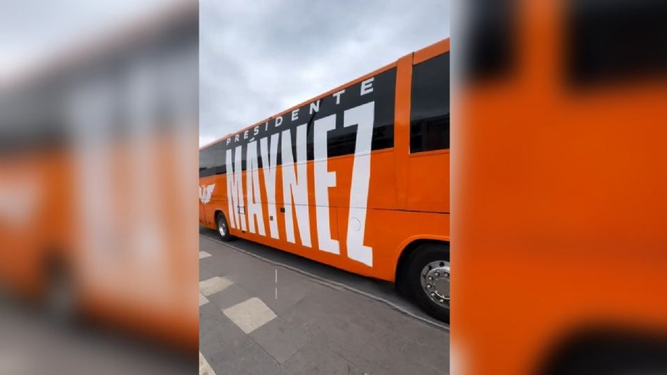 El candidato de Movimiento Ciudadano a la Presidencia de la República, Jorge Álvarez Máynez, recorrerá México durante su campaña en él –así llamado– “Fosfo Bus”, un autobús naranja brillante.