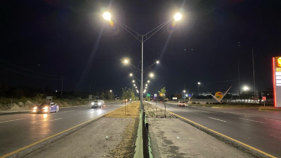 El gobierno de estado reparó las luminarias de la Autopista al Aeropuerto Internacional de Monterrey por 9.37 kilómetros de la vialidad, que no presentaban funcionamiento. 