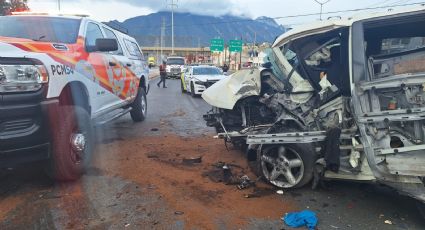 Hombre muere al chocar su camioneta en puente peatonal en Monterrey