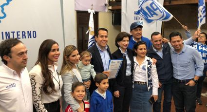 Daniel Carrillo recibe constancia para buscar la reelección en San Nicolás