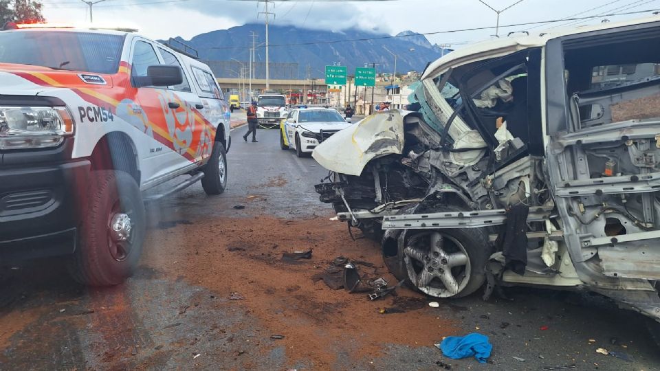 Accidente vial, camioneta impacta puente