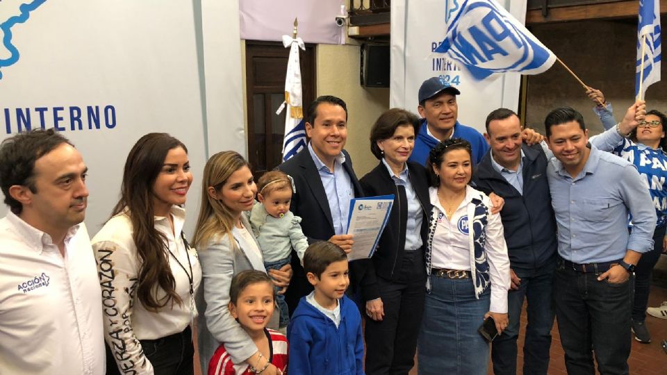 Daniel Carrillo, recibió constancia como candidato para buscar su reelección en las elecciones del próximo 2 de junio.