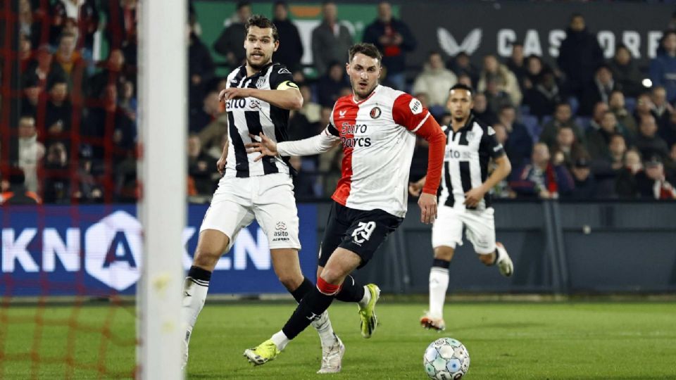 El delantero mexicano, Santiago Giménez, anotó uno de los goles del Feyenoord en la goleada 3-0 sobre Heracles en la fecha 25 de la Eredivisie.