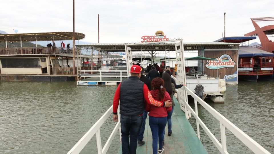 Visitantes llegando al establecimiento 'El Flotante' en la presa La Boca.