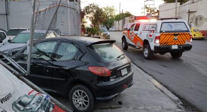 Joven estrella su vehículo contra lote de autos en Monterrey