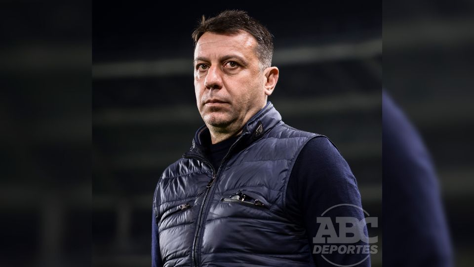 El Lecce destituyó al italiano Roberto D'Aversa del cargo de primer entrenador después de que agrediera al francés Thomas Henry, jugador del Hellas Verona.