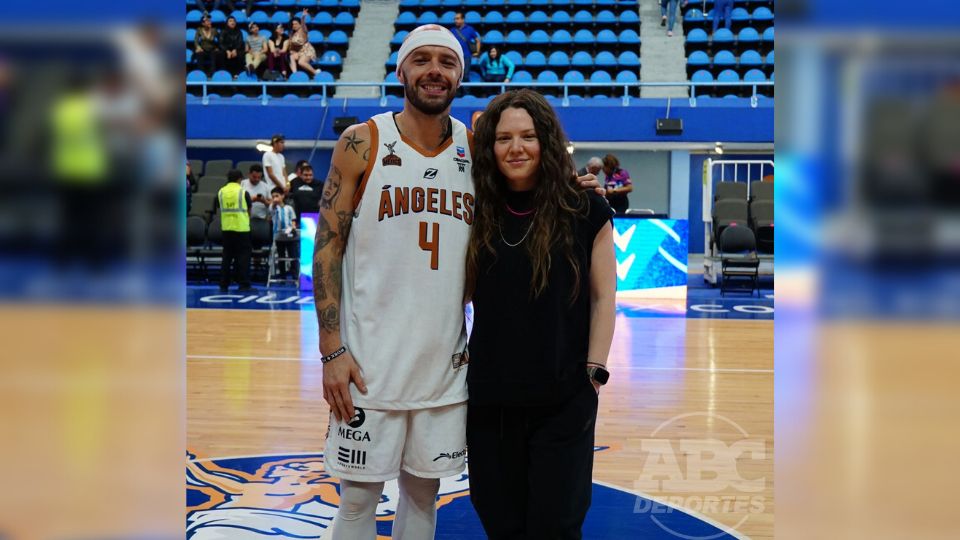 Jesse Huerta, integrante del dúo musical Jesse&Joy, dejó de lado los escenarios –momentáneamente- para cumplir su sueño de debutar como basquetbolista profesional.