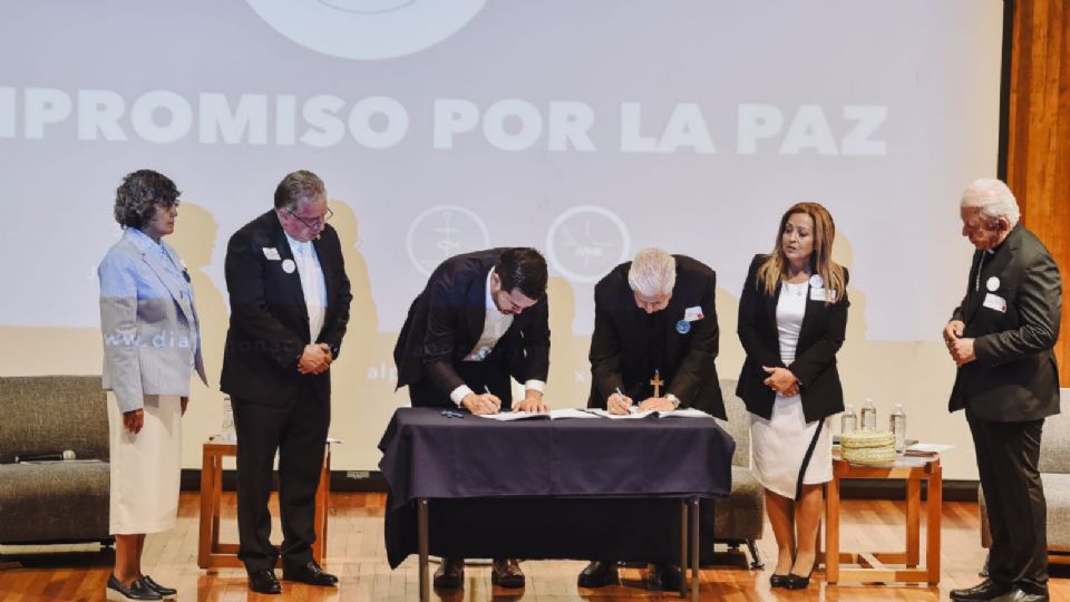 Momento en que Jorge Álvarez Máynez firmó el compromiso nacional por la paz.