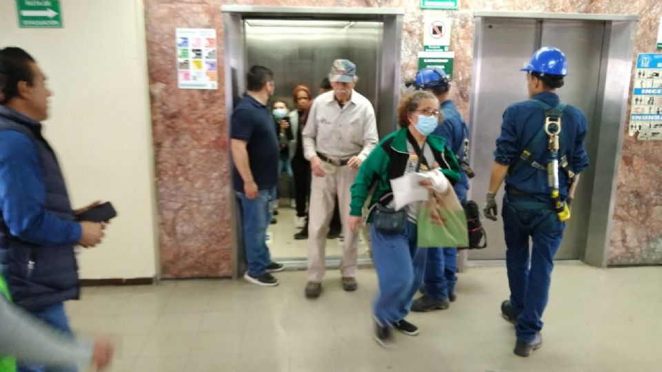 Rescate de las personas en elevador de la Clínica 25 del IMSS, en Monterrey.