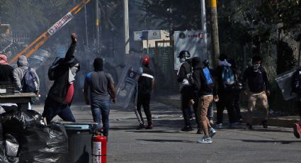 Con bombas caseras, normalistas de Ayotzinapa protestan contra la Fiscalía de Guerrero