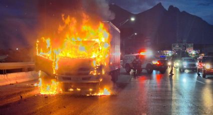 Se incendia camión de paquetería en Av. Revolución