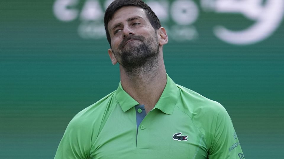 Novak Djokovic reacciona a una acción en Indian Wells