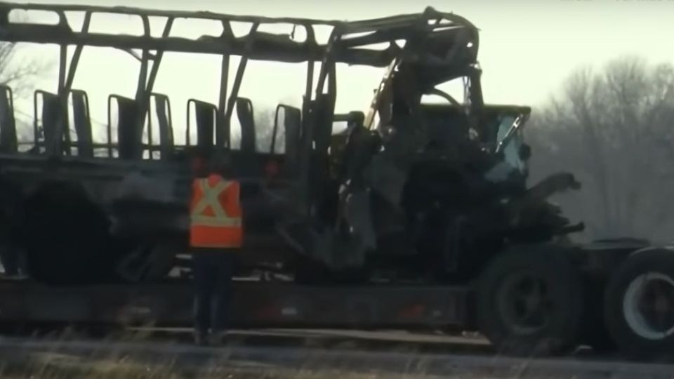 El autobús escolar se quemó tras el impacto en EU