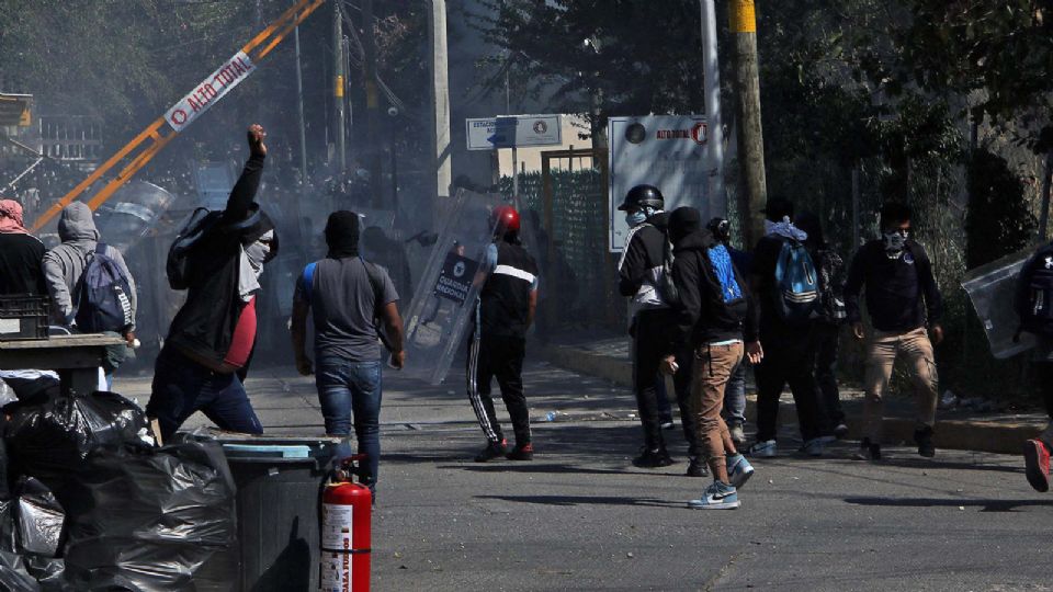 Estudiantes normalistas de Ayitzinapa protestaron frente a las instalaciones de la Fiscalía General del Estado (FGE).