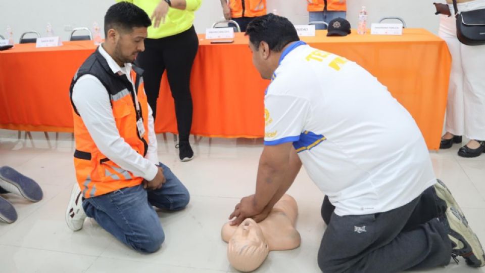 Capacitación de RCP para operadores del Santa Bus.