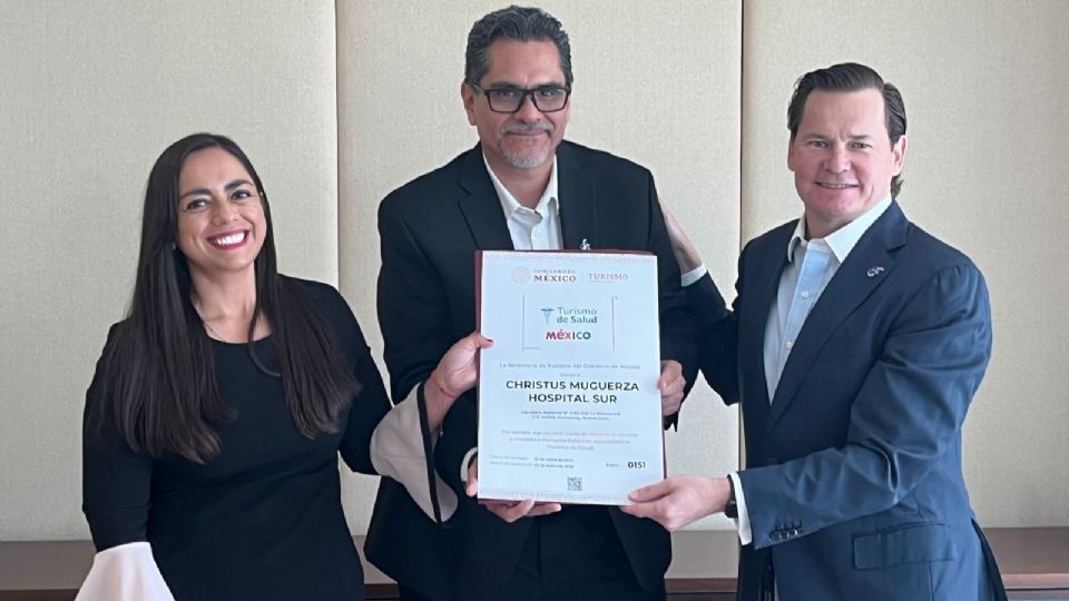 (Izq. a Der.) Dra. Sandra Gallegos, Dr. Luis Valverde y Lic. Mauricio Zambrano Margain en la ceremonia de recepción del sello en turismo de salud.