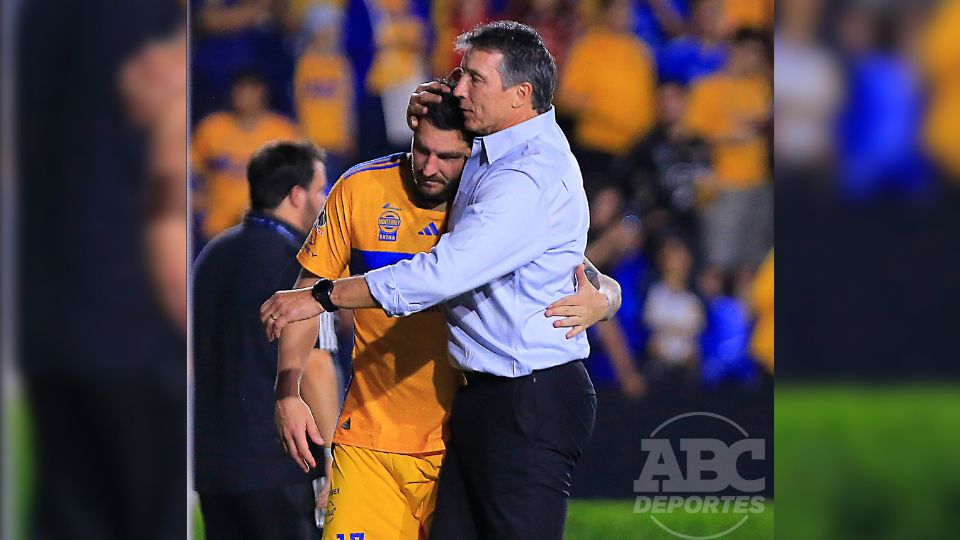 Siboldi y Gignac festejando la victoria ante Orlando City.