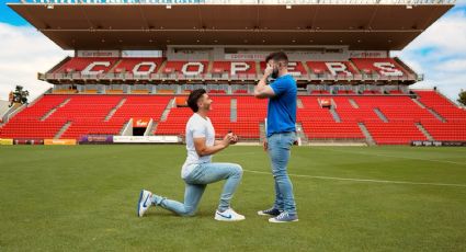 Josh Cavallo, jugador australiano, le pide matrimonio a su novio en el estadio