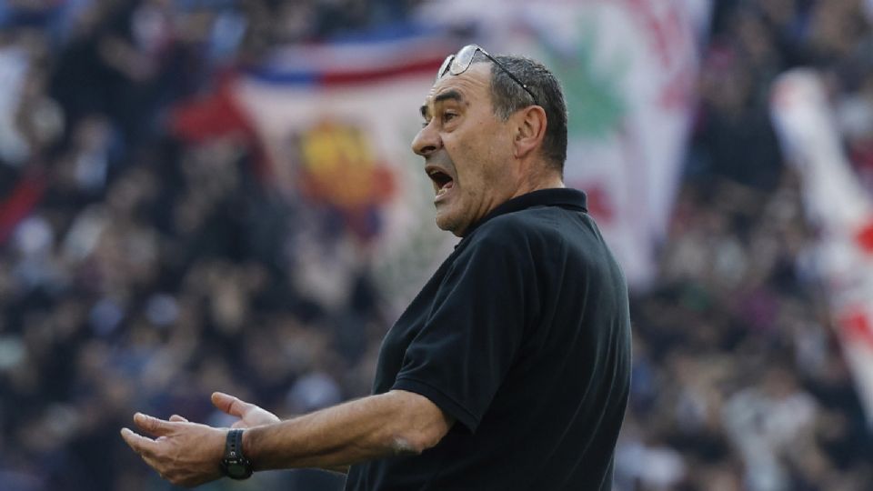 Maurizio Sarri reacciona durante el partido de fútbol de la Serie A entre Lazio y Bologna FC.