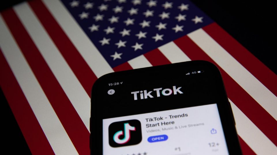 La Cámara de Representantes de Estados Unidos aprobó este miércoles un proyecto de ley que obligaría a TikTok a desvincularse de su empresa matriz en China | EFE/ Roman Pilipey